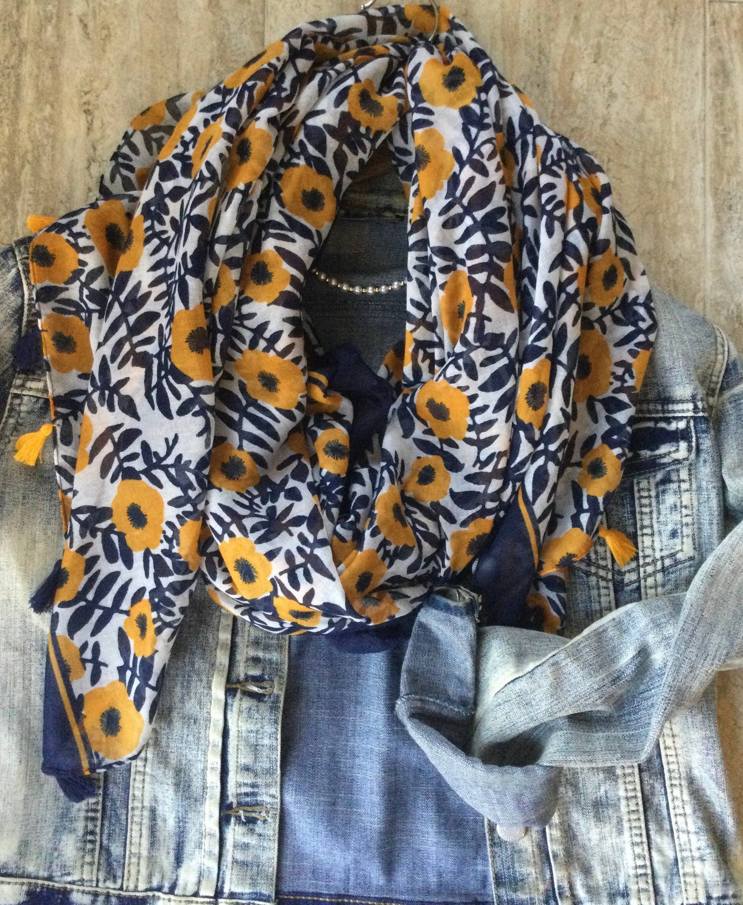 Beautifull Boundaries - Scarf Lightweight lotsa daisies